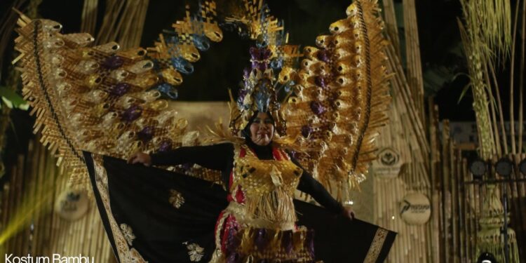 Desainer Kostum Bambu Dari Papring