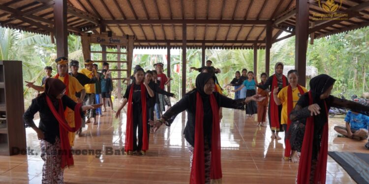 Maestro Gandrung Banyuwangi Mengajar Di Kampoeng Batara