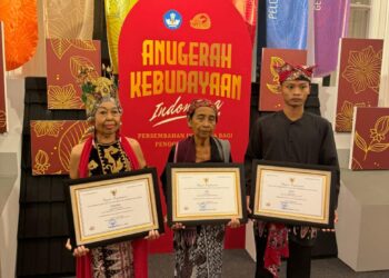 Mak Temuk Raih Penghargaan Maestro Seni Tradisi