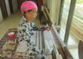 Mak Siami Sedang Membuat Wastra Tenun Using Banyuwangi