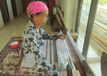 Mak Siami Sedang Membuat Wastra Tenun Using Banyuwangi