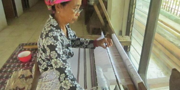 Mak Siami Sedang Membuat Wastra Tenun Using Banyuwangi