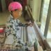 Mak Siami Sedang Membuat Wastra Tenun Using Banyuwangi