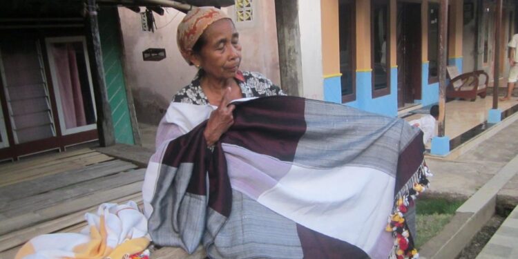 Mak Siami Dengan Kain Tenuan Hasil Karyanya